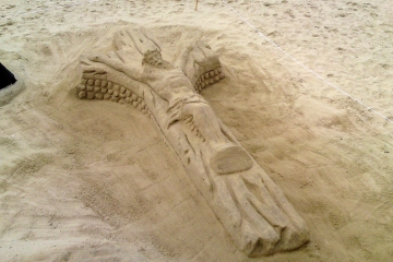 Jésus sur sa croix sur la plage d&#039;Arcachon